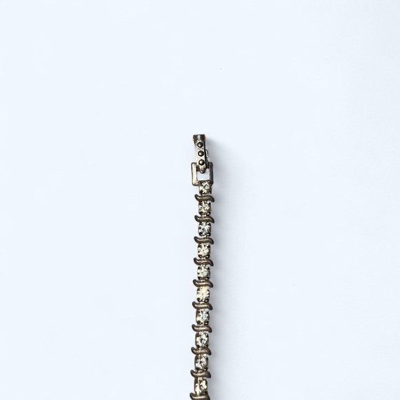 Elegant Silver tone vintage rhinestone bracelet with blue center rhinestone - Picture 2 of 3